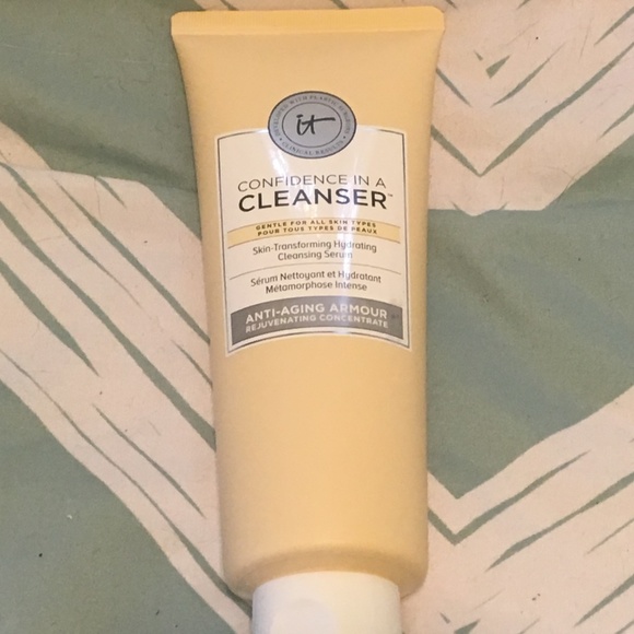 it cosmetics Other - NWT - It Cosmetics Confidence in a Cleanser
